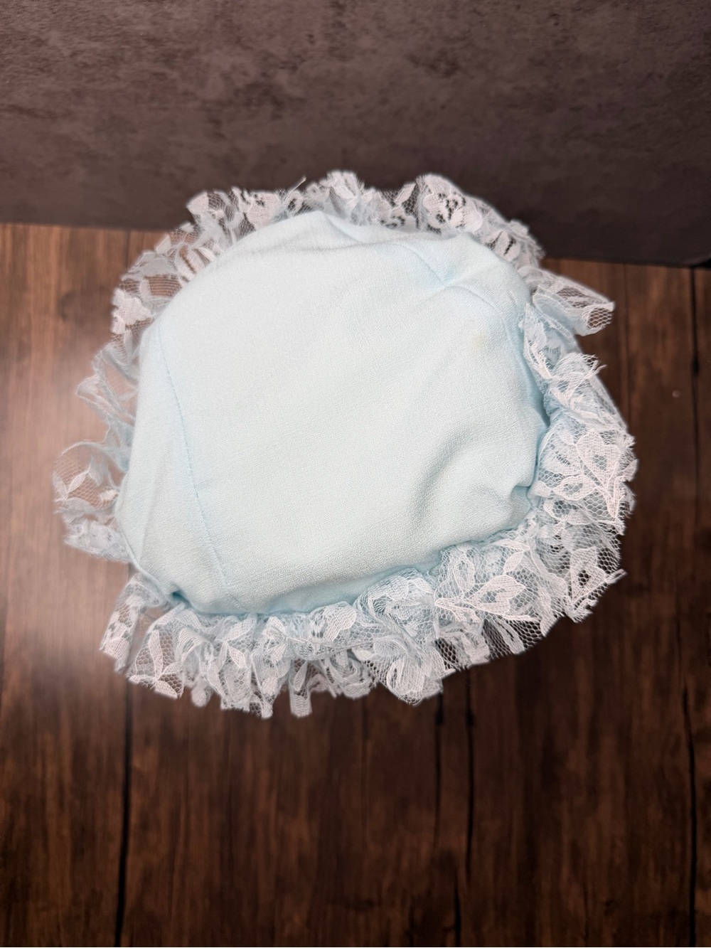 Vintage 1950s Light Blue Baby pillbox Bonnet with White Lace Ruffle Trim - Picture 2 of 9